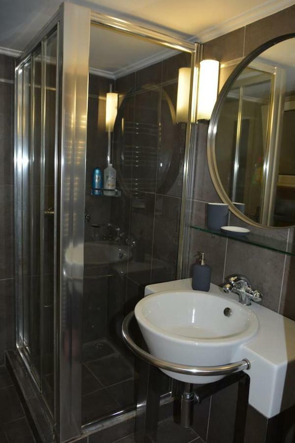 Modern Apartment, 5΄ Walk From Central Metro Station Aten Exteriör bild